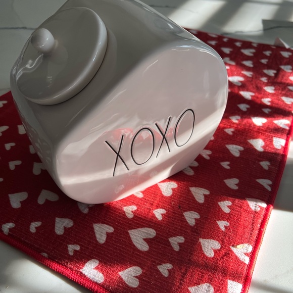 Rae Dunn XOXO cookie jar - Picture 3 of 9